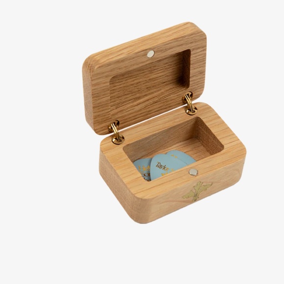 Taylor Swift Green and White Guitar Pick Set - Picture 3 of 6